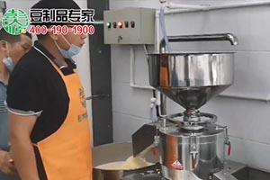 300型豆坊專用豆腐機工作現場2